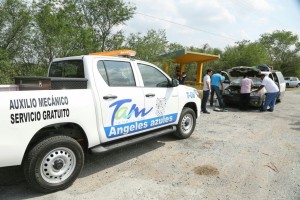 TAM-088-2018.-Brindan-Ángeles-Azules-atención-a-cientos-de-automovilistas-en-Tamaulipas-3